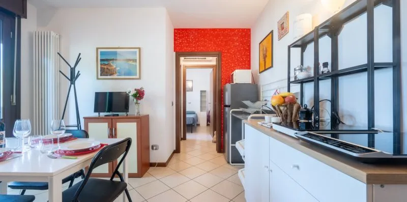 Una cocina luminosa con comedor, mesa y encimera.