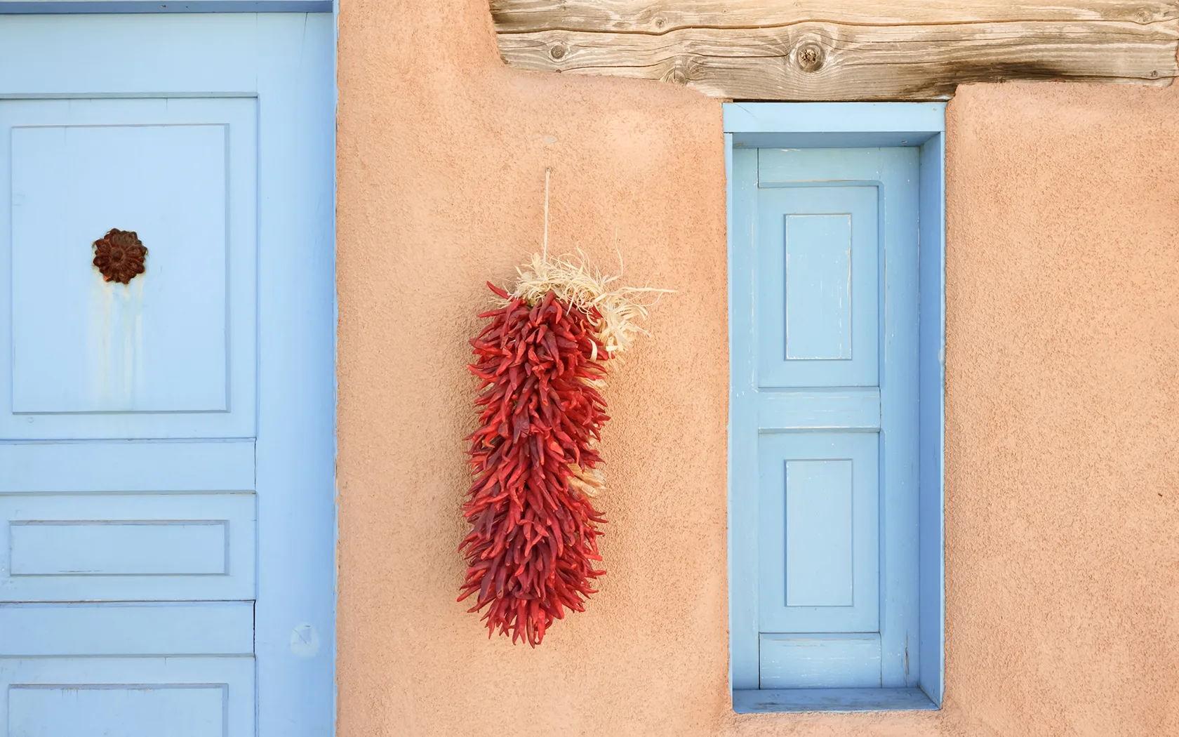 Chiles colgados en una pared