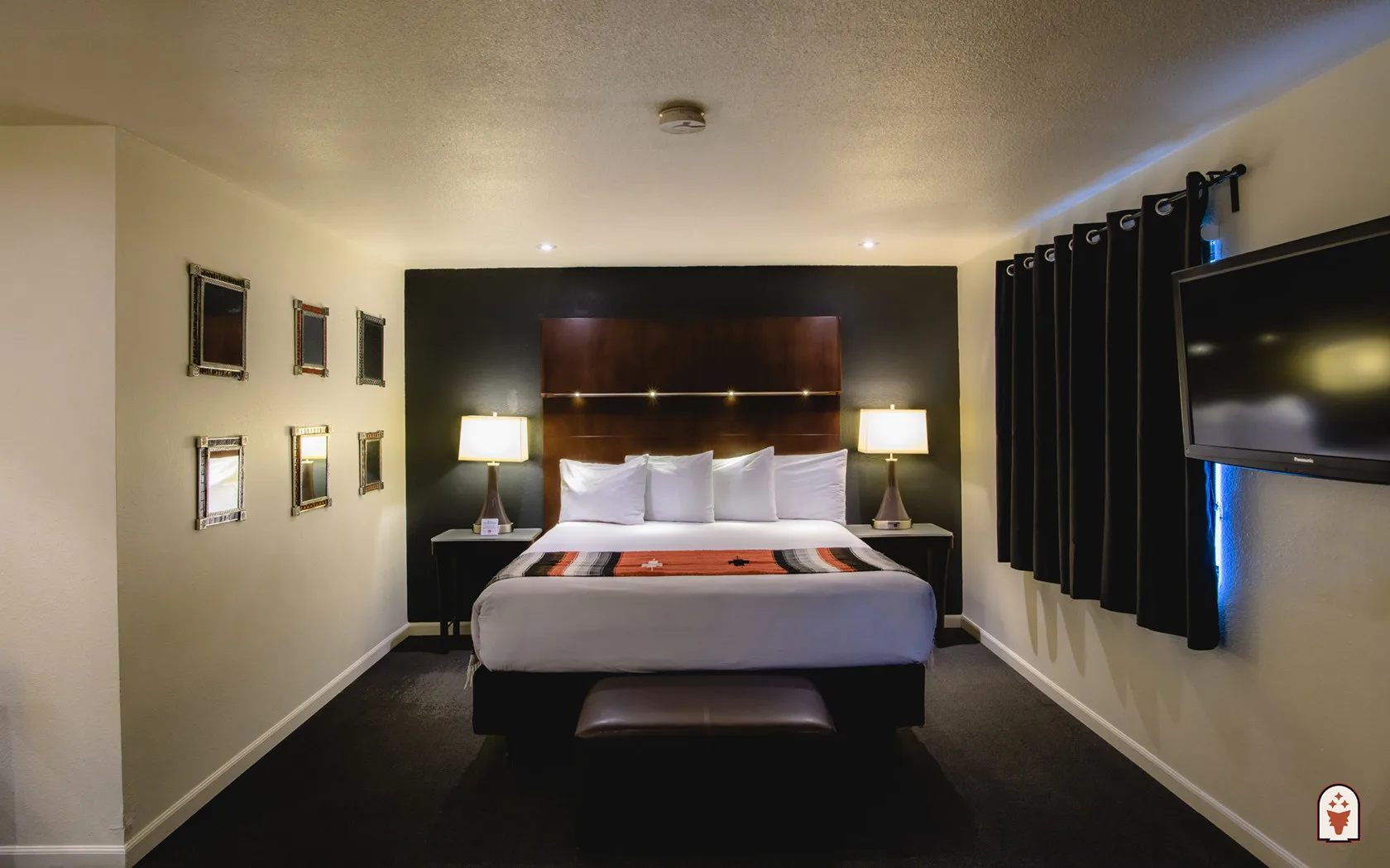 Suite Coyote con cuadros, televisor y cortinas
