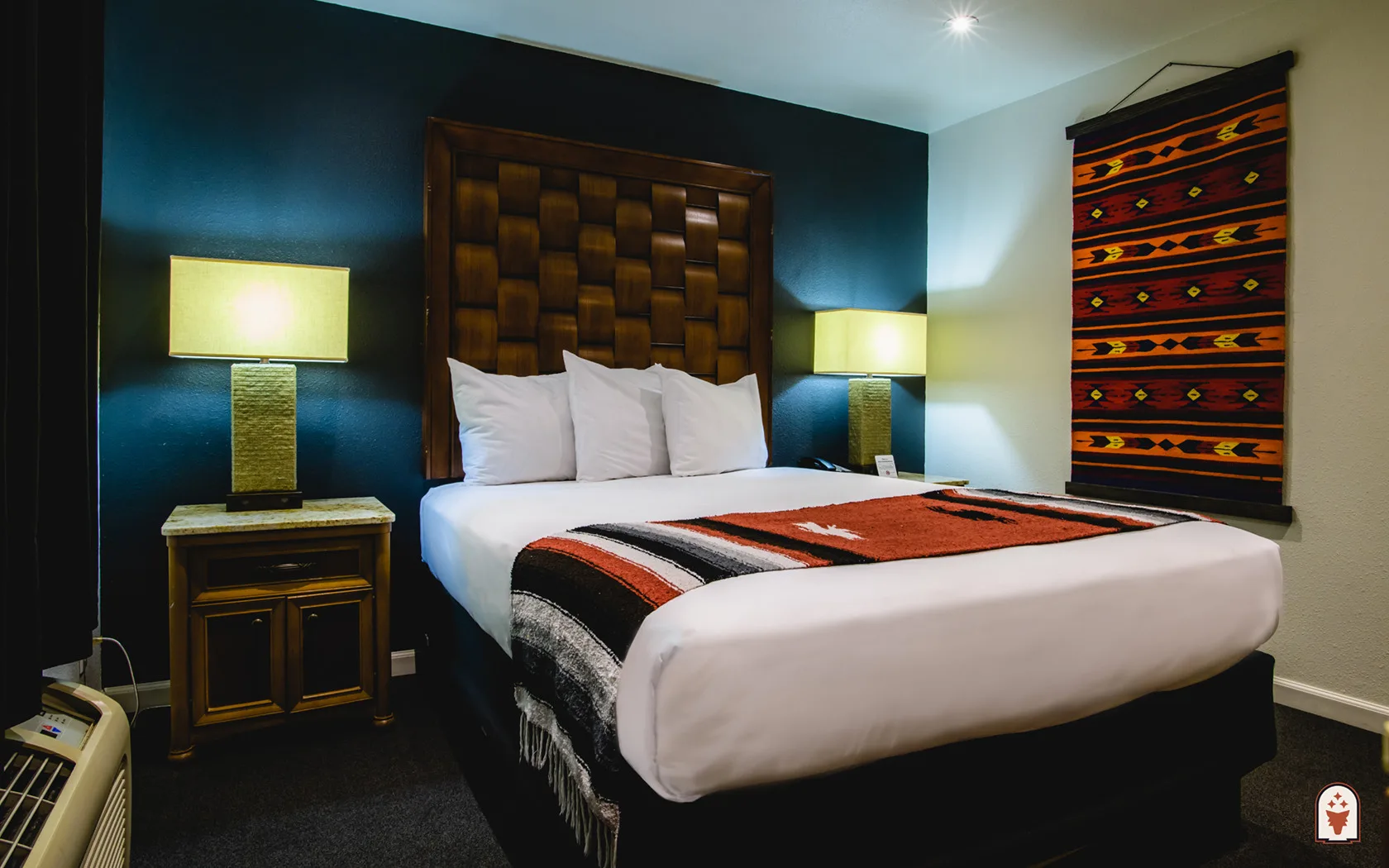 Habitación con una cama queen, faroles y decoración de estilo del suroeste
