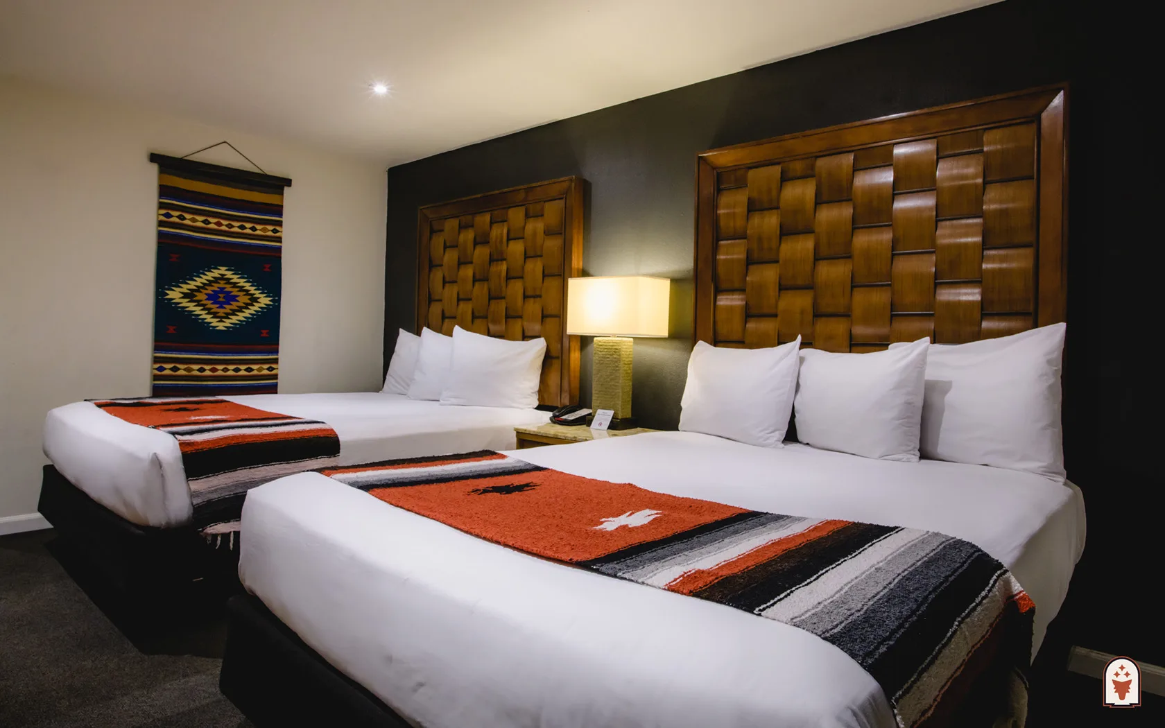 Habitación con dos camas queen y mantas de estilo del suroeste