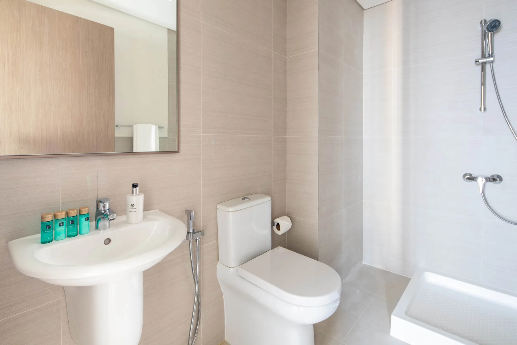 Un baño con lavabo, inodoro y ducha.