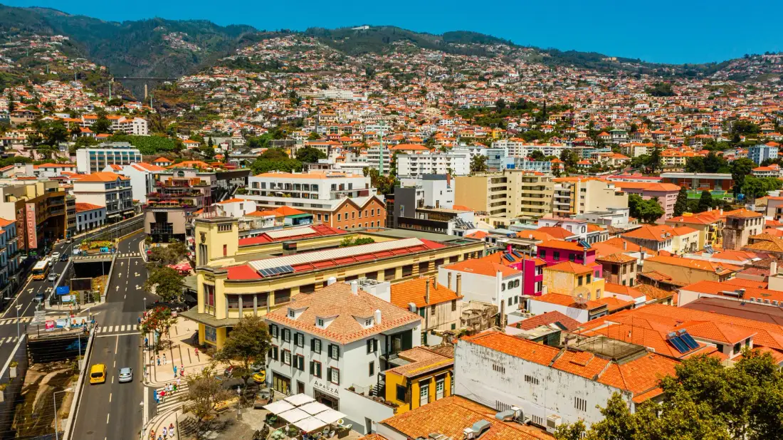 Un paisaje urbano de edificios densamente agrupados se extiende por la ladera.