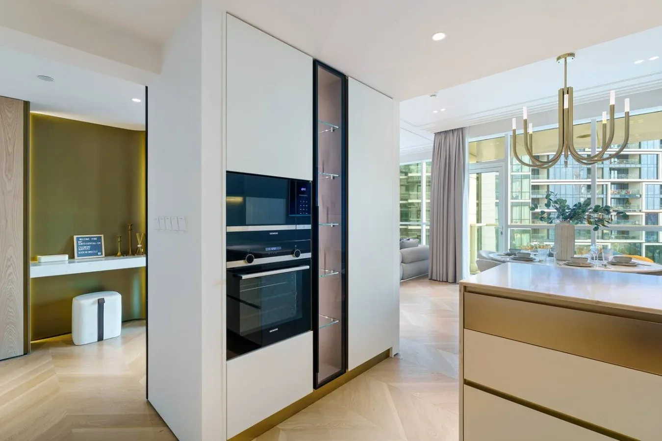 Una cocina moderna con electrodomésticos integrados se abre a un comedor luminoso.