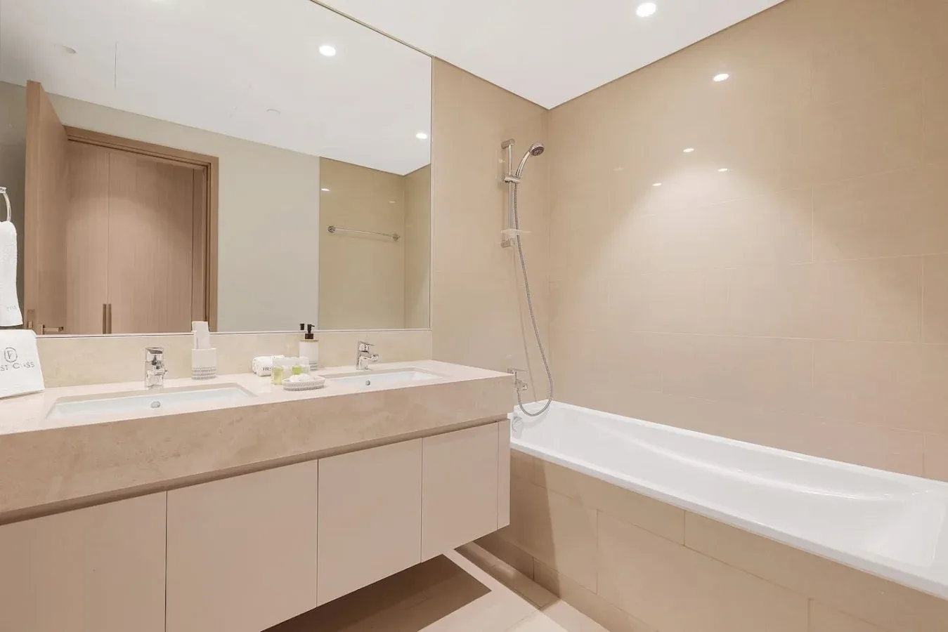 Un baño luminoso con un tocador amplio y una bañera.