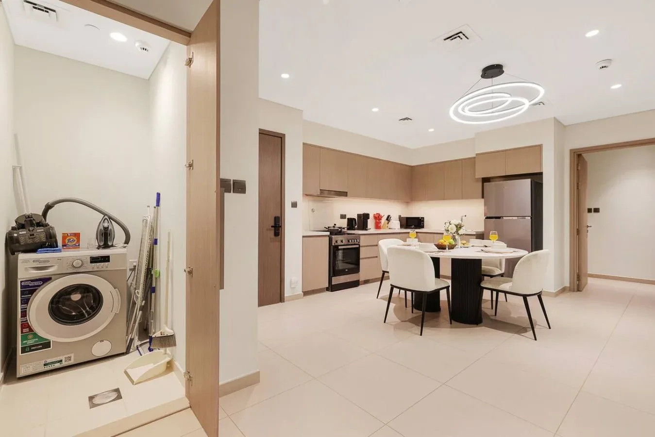 Una cocina luminosa con comedor y un rincón para lavar la ropa.