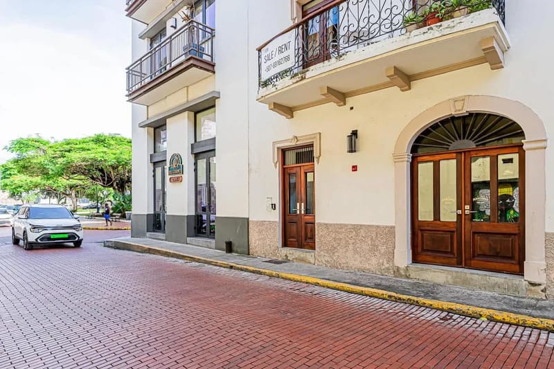 Classy 1BR in Plaza Herrera w/ Balcony