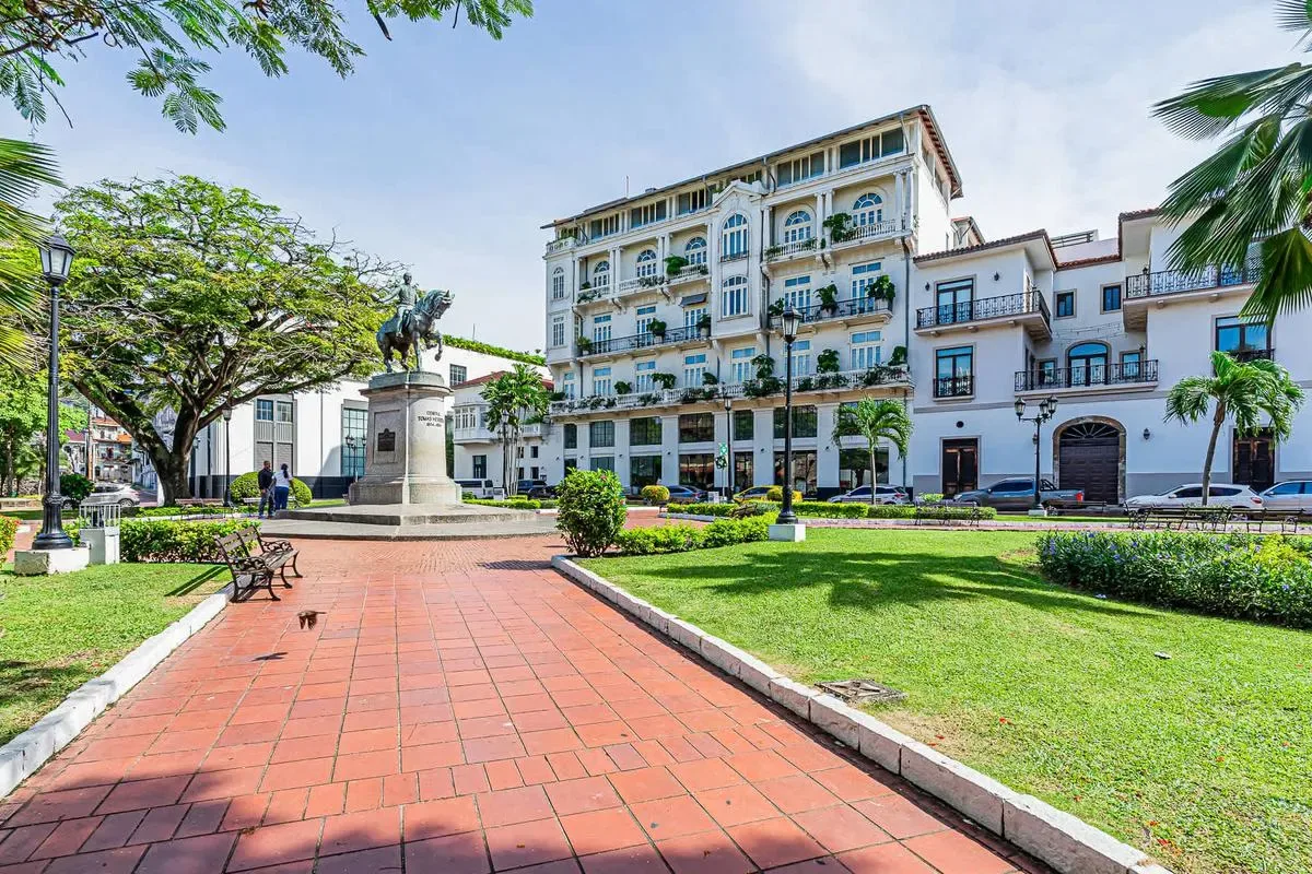 Classy 1BR in Plaza Herrera w/ Balcony