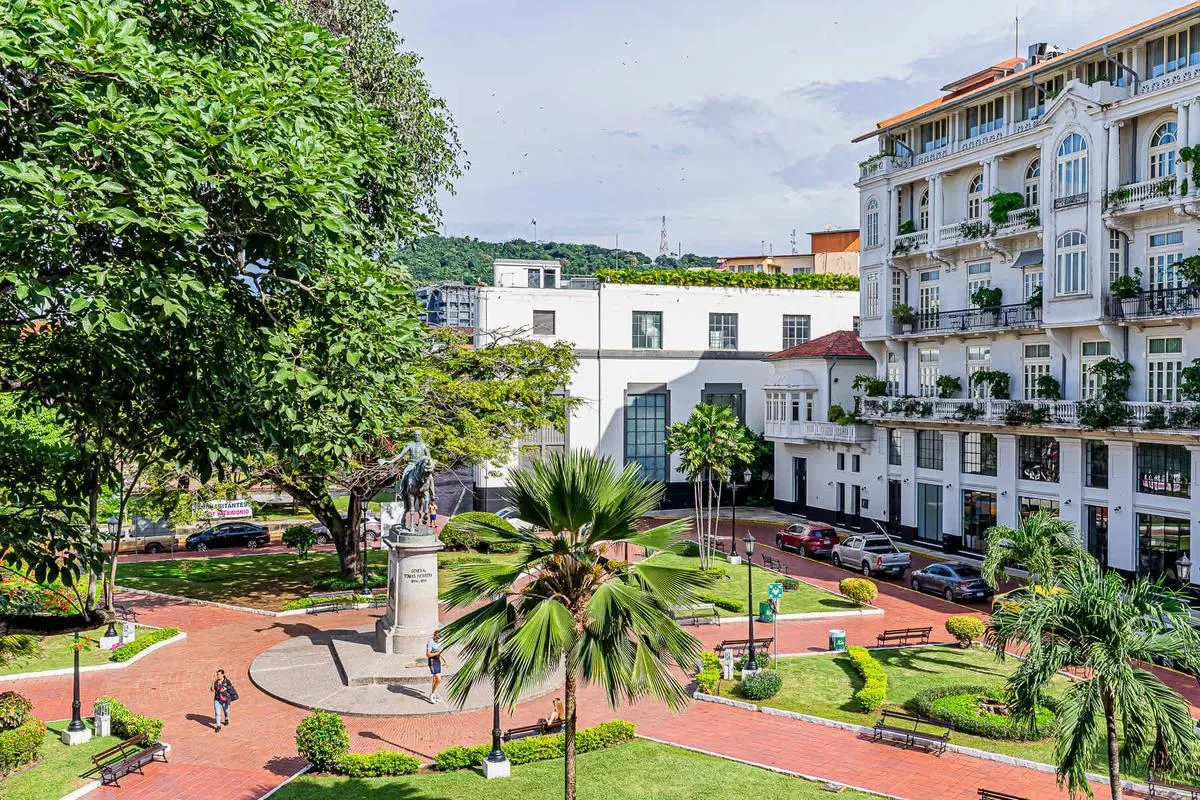 Classy 1BR in Plaza Herrera w/ Balcony