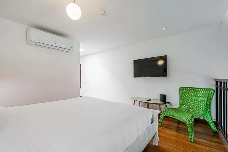 Classy 1BR in Plaza Herrera w/ Balcony