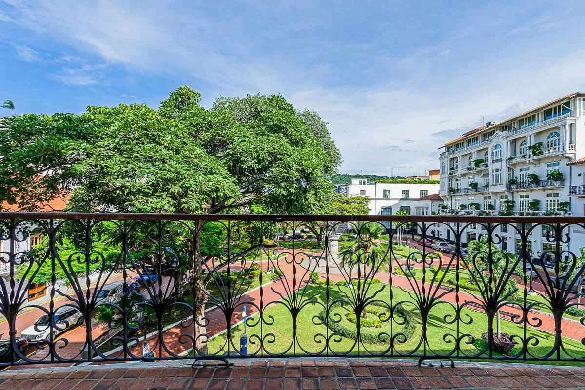 Classy 1BR in Plaza Herrera w/ Balcony