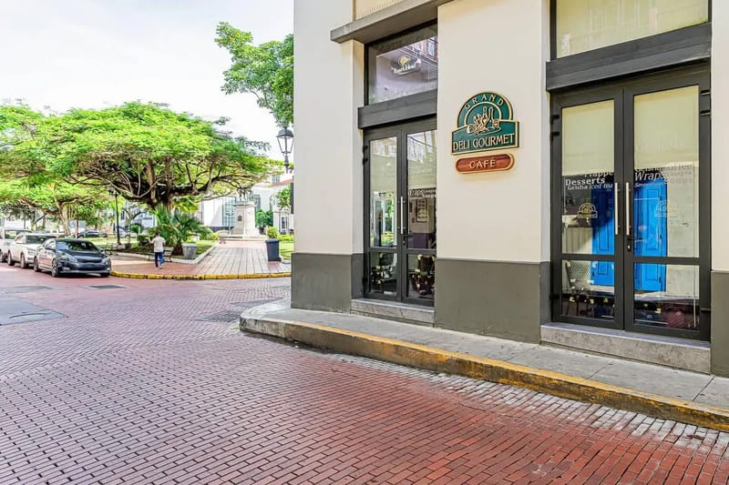 Classy 1BR in Plaza Herrera w/ Balcony