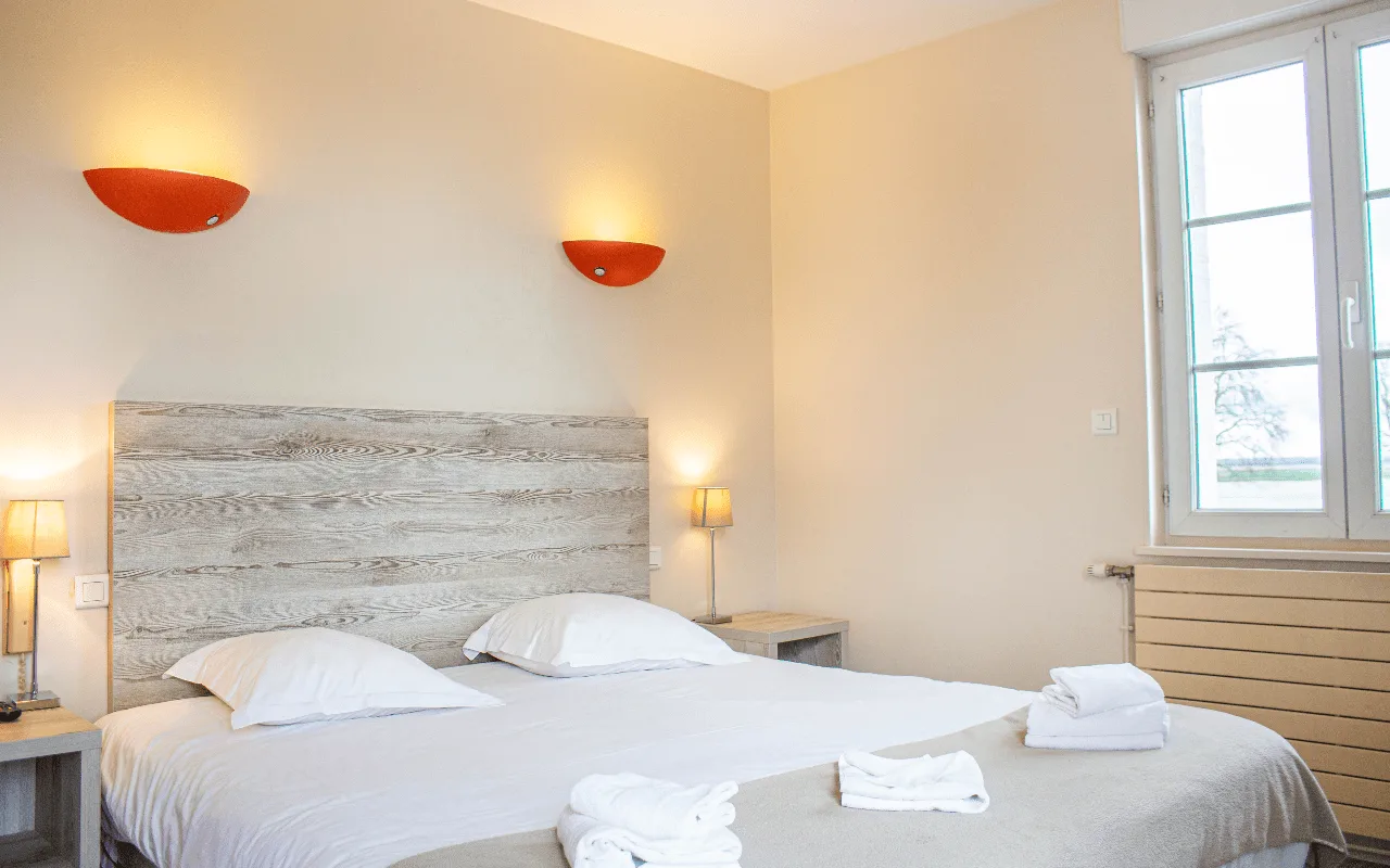 Habitación pequeña con vistas a la bahía