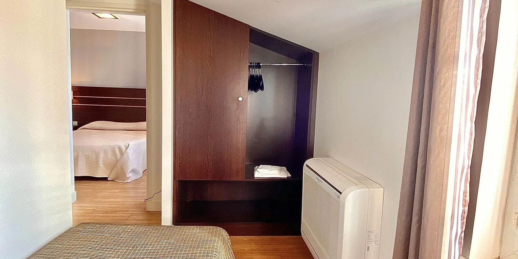 Hotel Elissaldia, camas de las habitaciones con dos camas individuales y triples