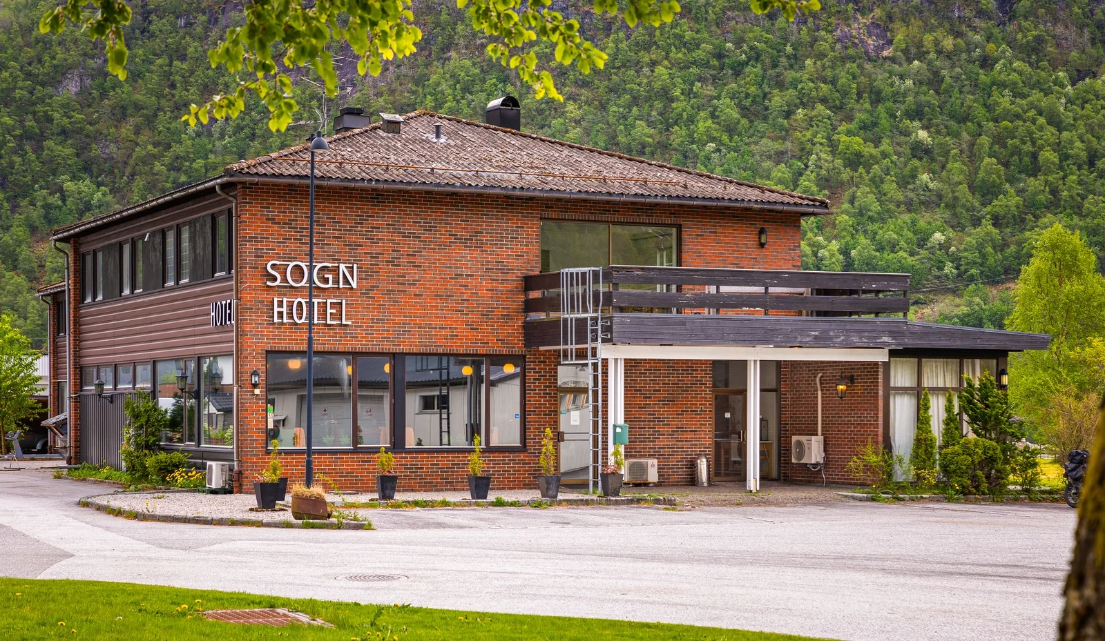 Sogn Hotel exterior and entrance
