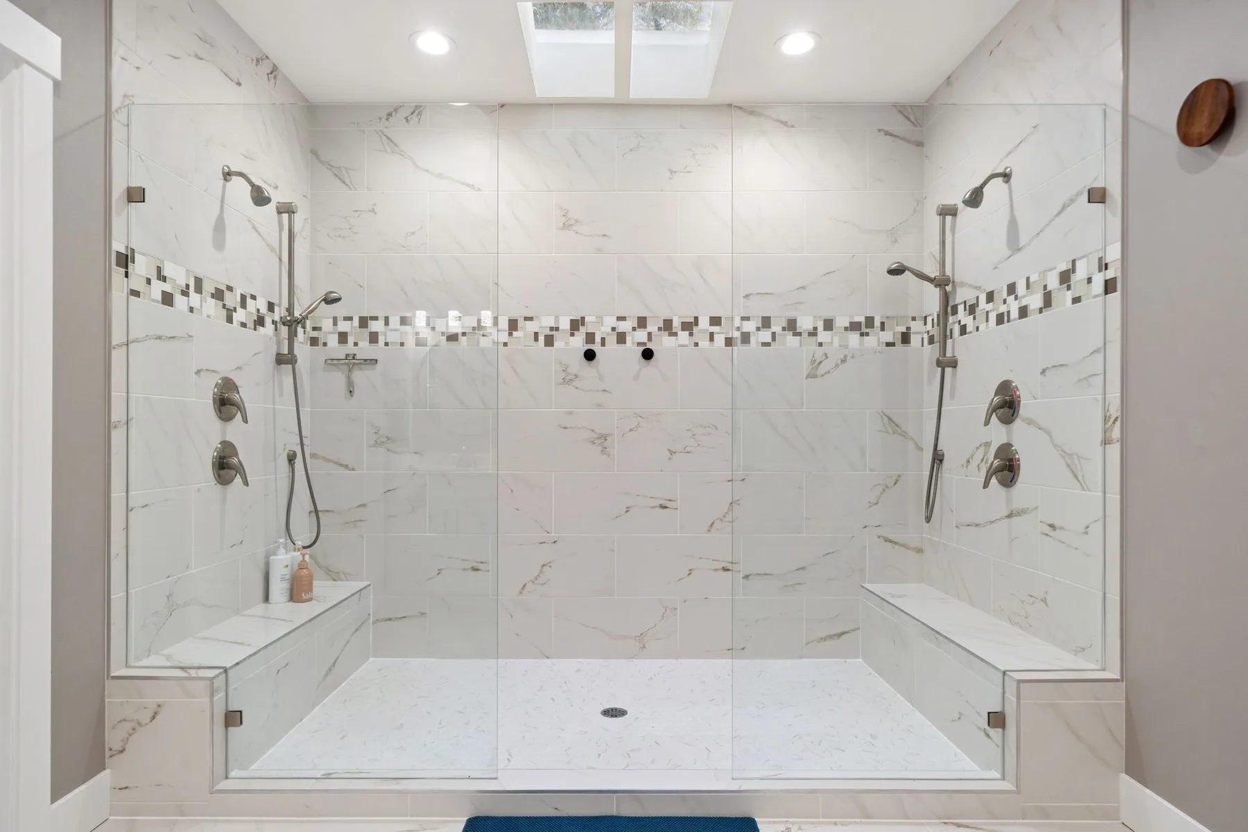 Un baño luminoso con una amplia zona de ducha y tragaluces.