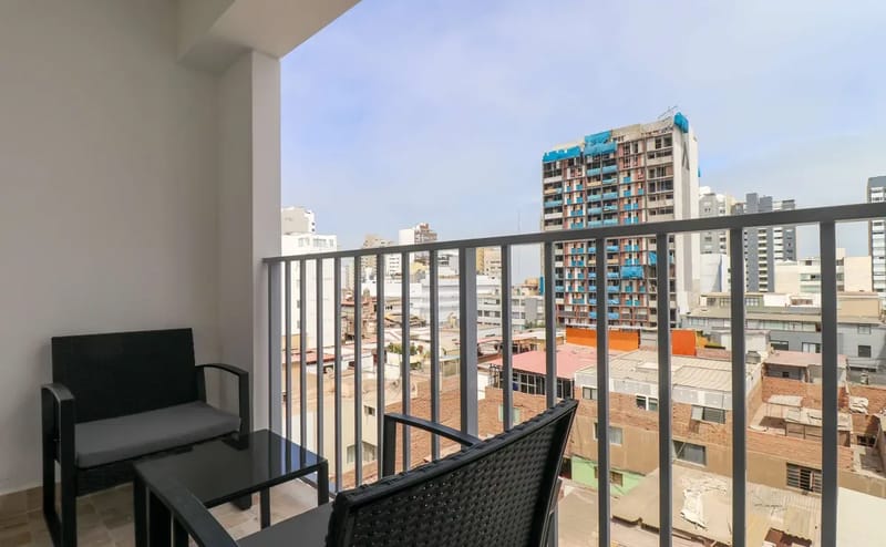 Modern & Bright 2BR w/ Balcony in Miraflores