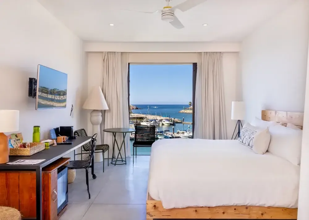 Habitación con cama king y vista al mar.