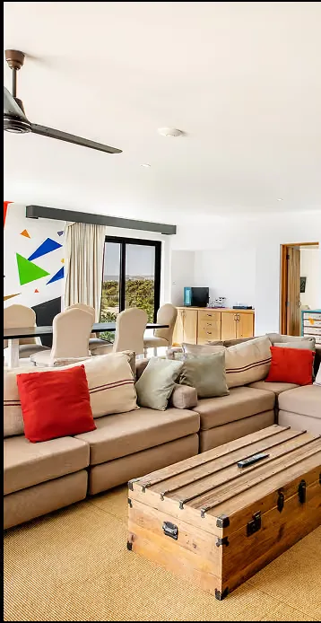 Zona de estar y comedor de una habitación del hotel.
