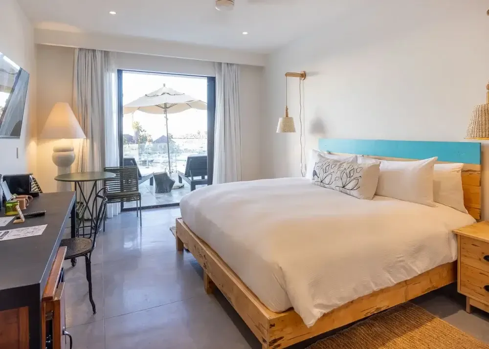 Habitación con cama king y terraza.