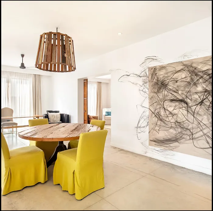 Comedor del hotel con una obra de arte en la pared.