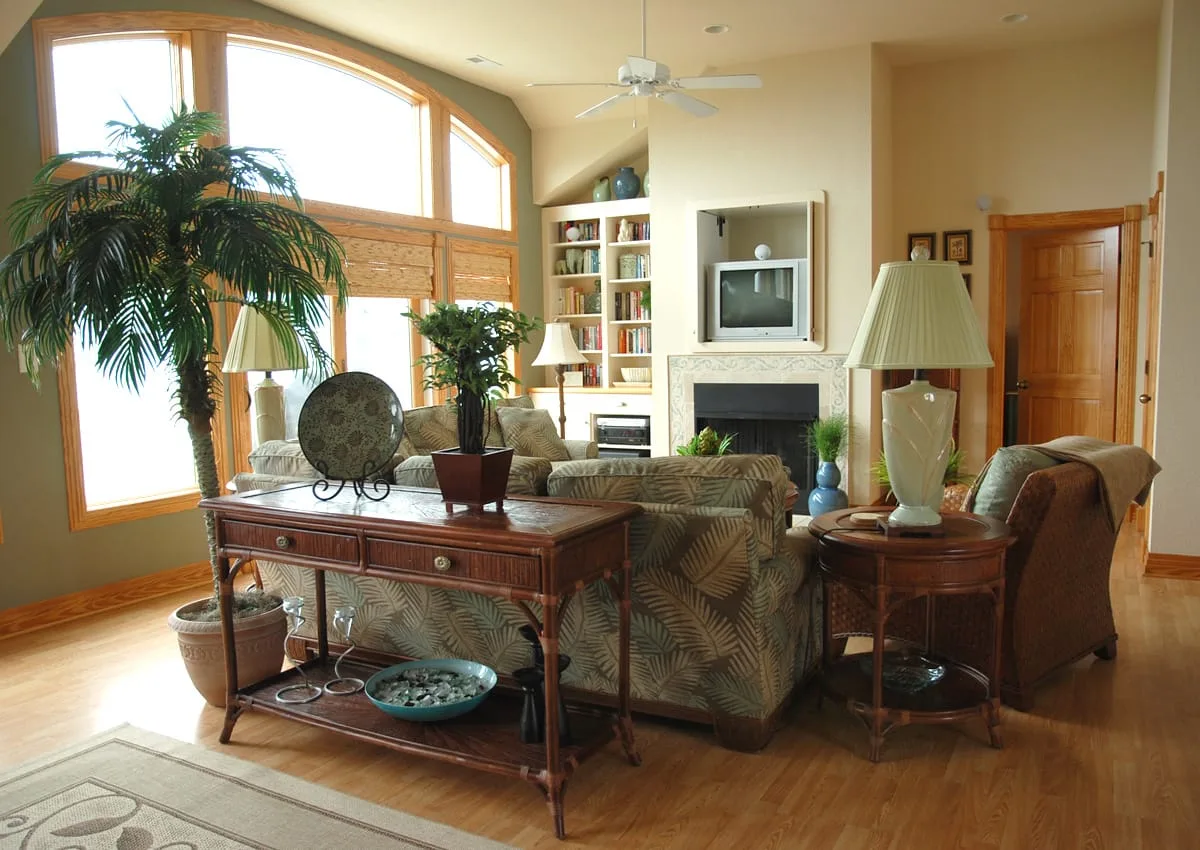 Una sala de estar con asientos dispuestos alrededor de una chimenea y un televisor.