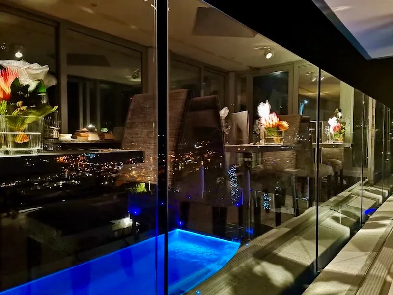 Sala acristalada de noche