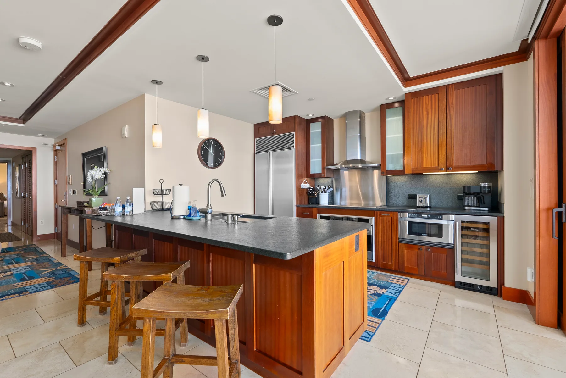 Una cocina amplia con una isla central y gabinetes de madera.