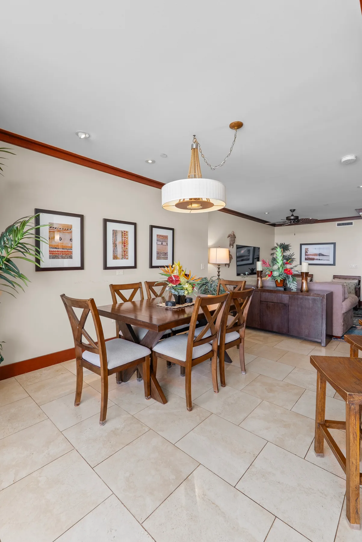 Comedor con mesa de madera y asientos junto a una sala de estar.