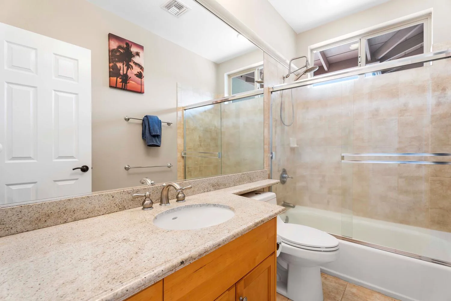 Un baño con un lavabo y mueble junto a una bañera con ducha.