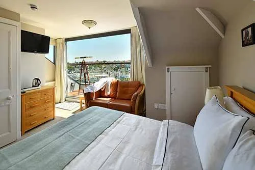 Habitación con vistas a la bahía y balcón