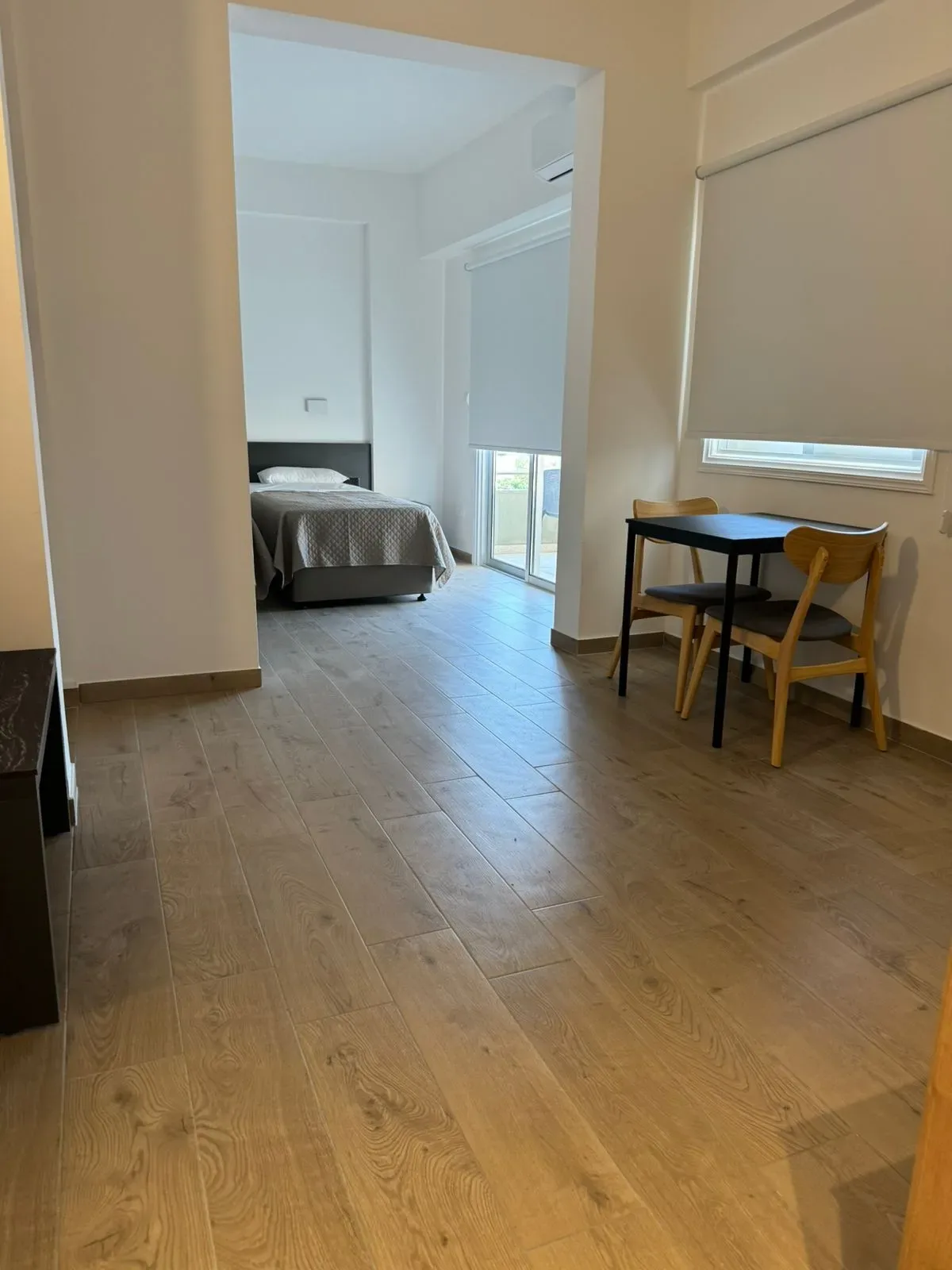 Mesa y sillas en una habitación.