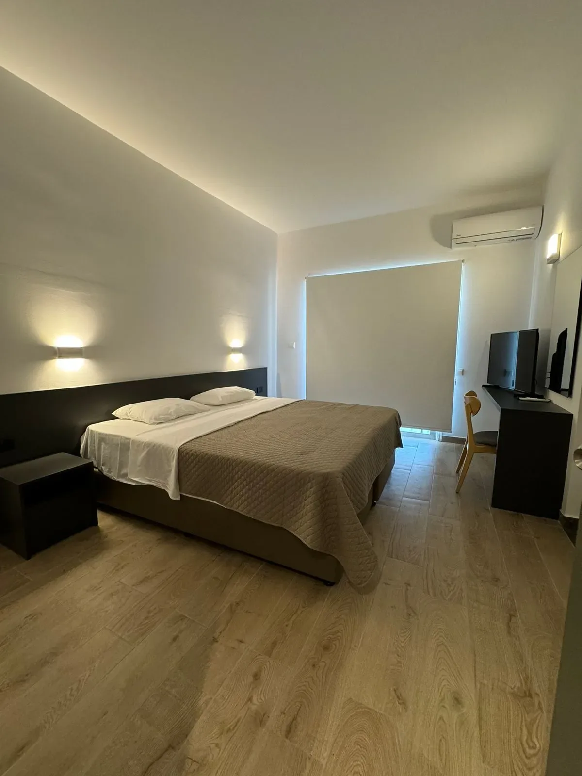 Cama grande en una habitación.