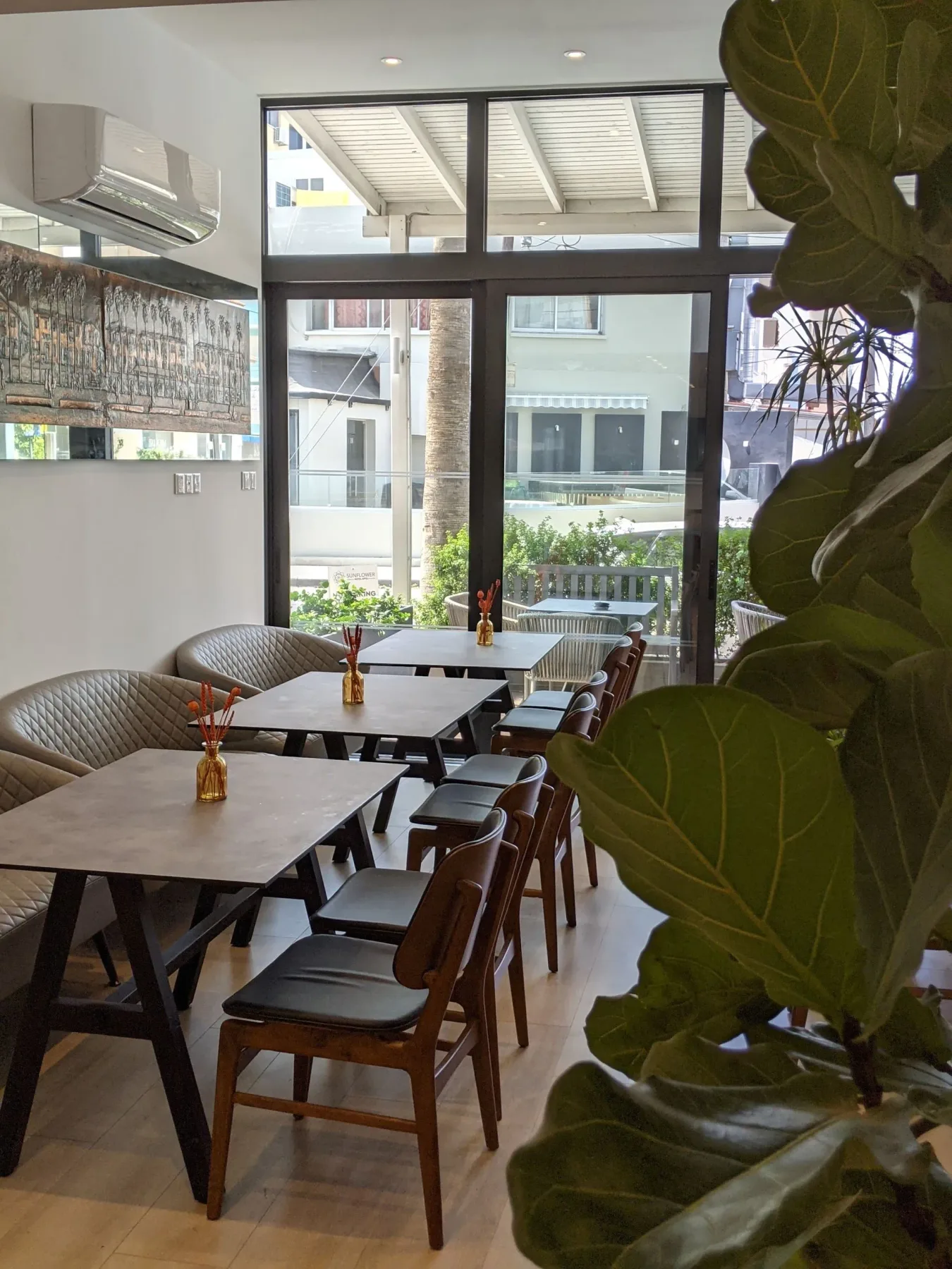 Balcón con una silla y una mesa con vistas a la ciudad.