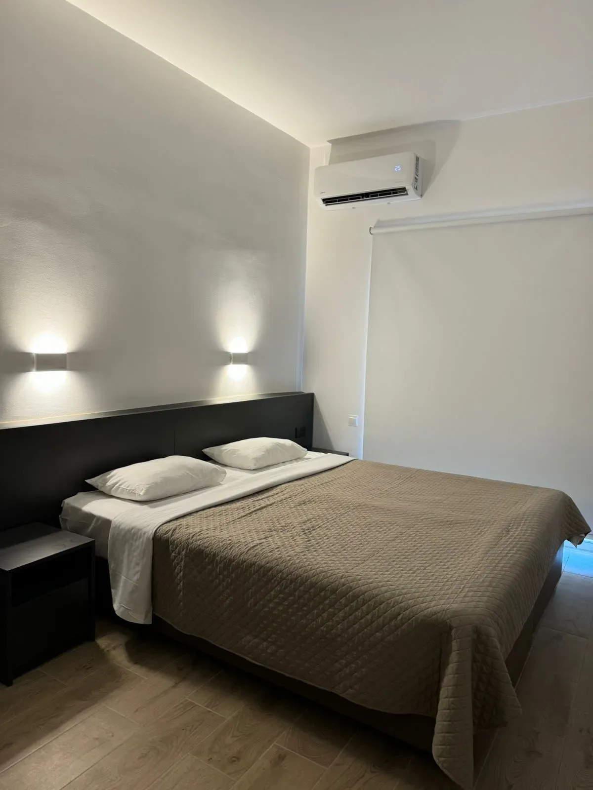 Dormitorio con una cama grande y una ventana.