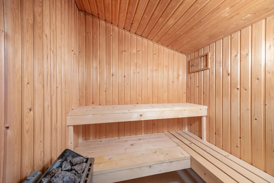 Una sauna revestida de madera con asientos escalonados.