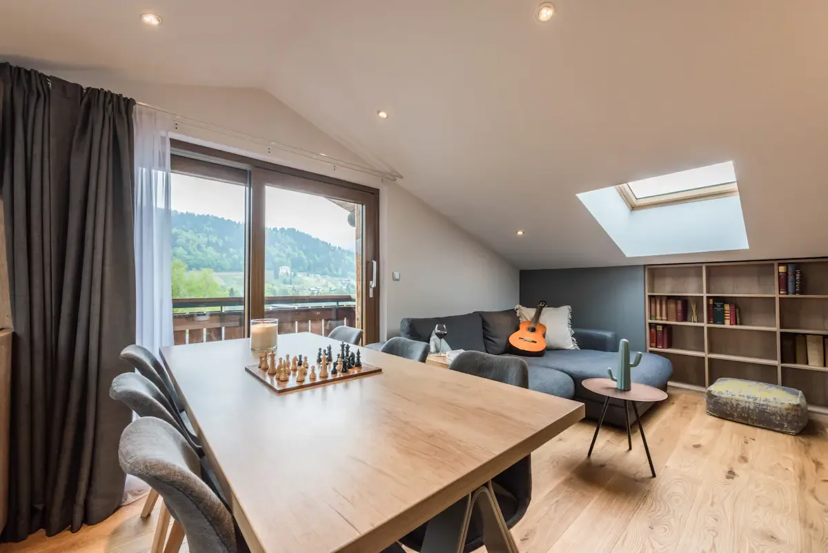Una luminosa sala de estar con mesa de comedor, asientos y una claraboya.