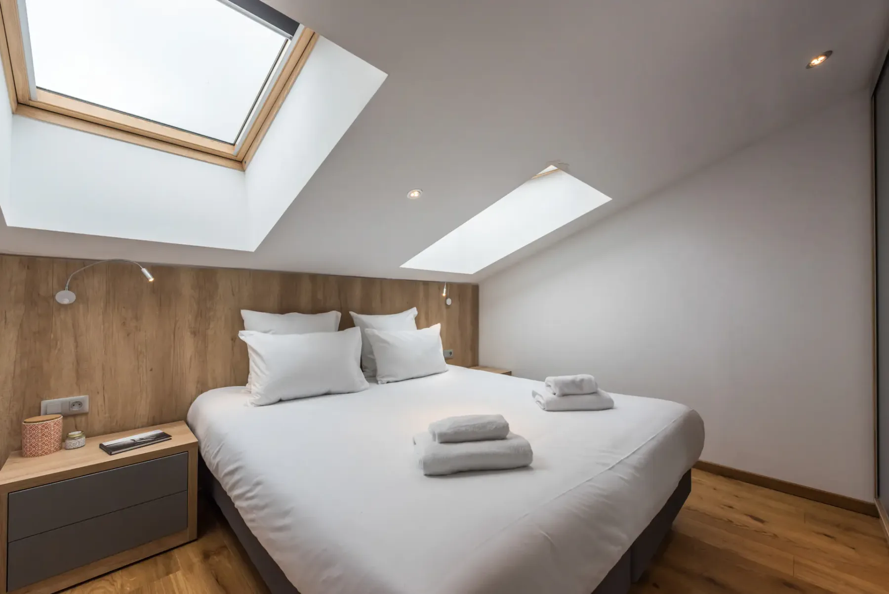 Acogedor dormitorio doble con amplio espacio de armario y vistas al paisaje del apartamento familiar Takian en Morzine