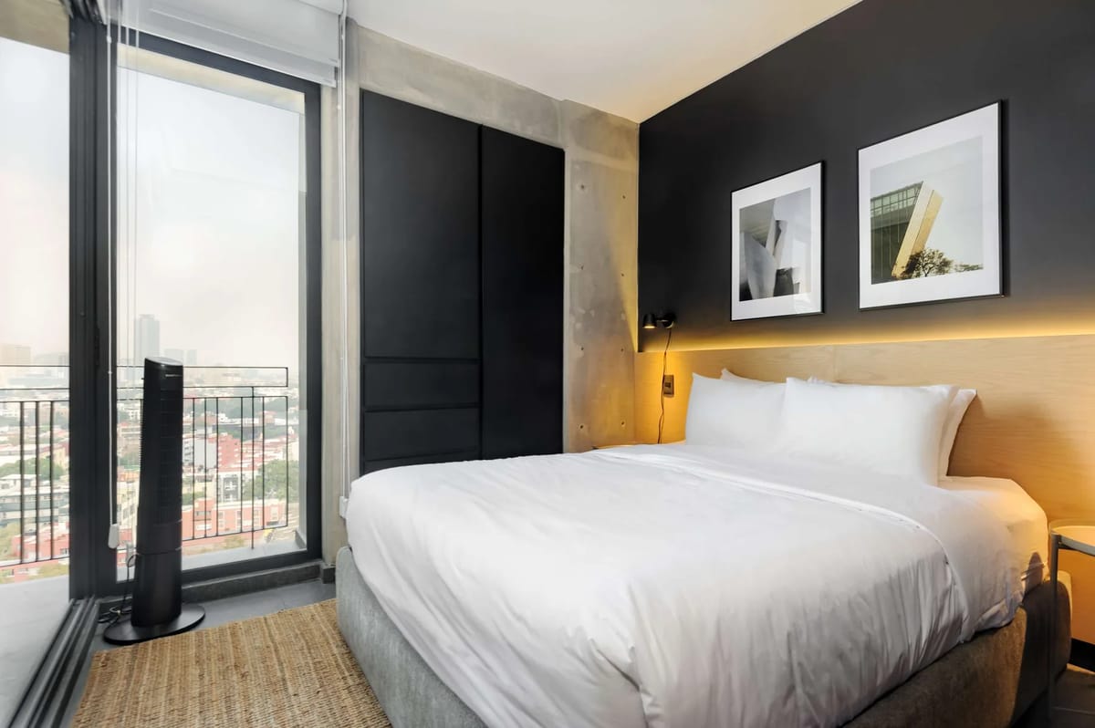 Polished 1BR w/ Balcony in Tabacalera