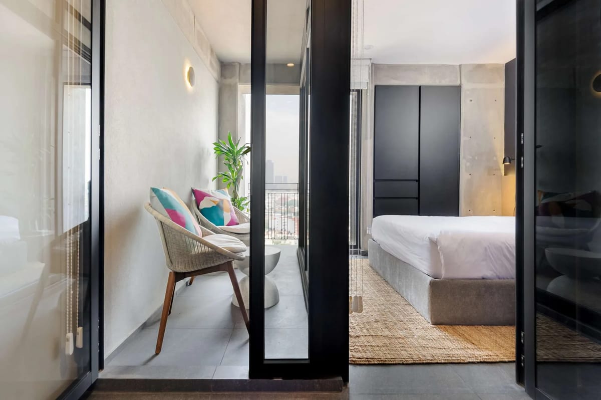 Polished 1BR w/ Balcony in Tabacalera