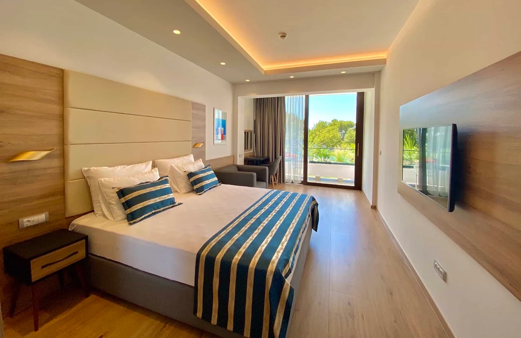 Habitación superior con cama doble o dos camas individuales y vistas al mar