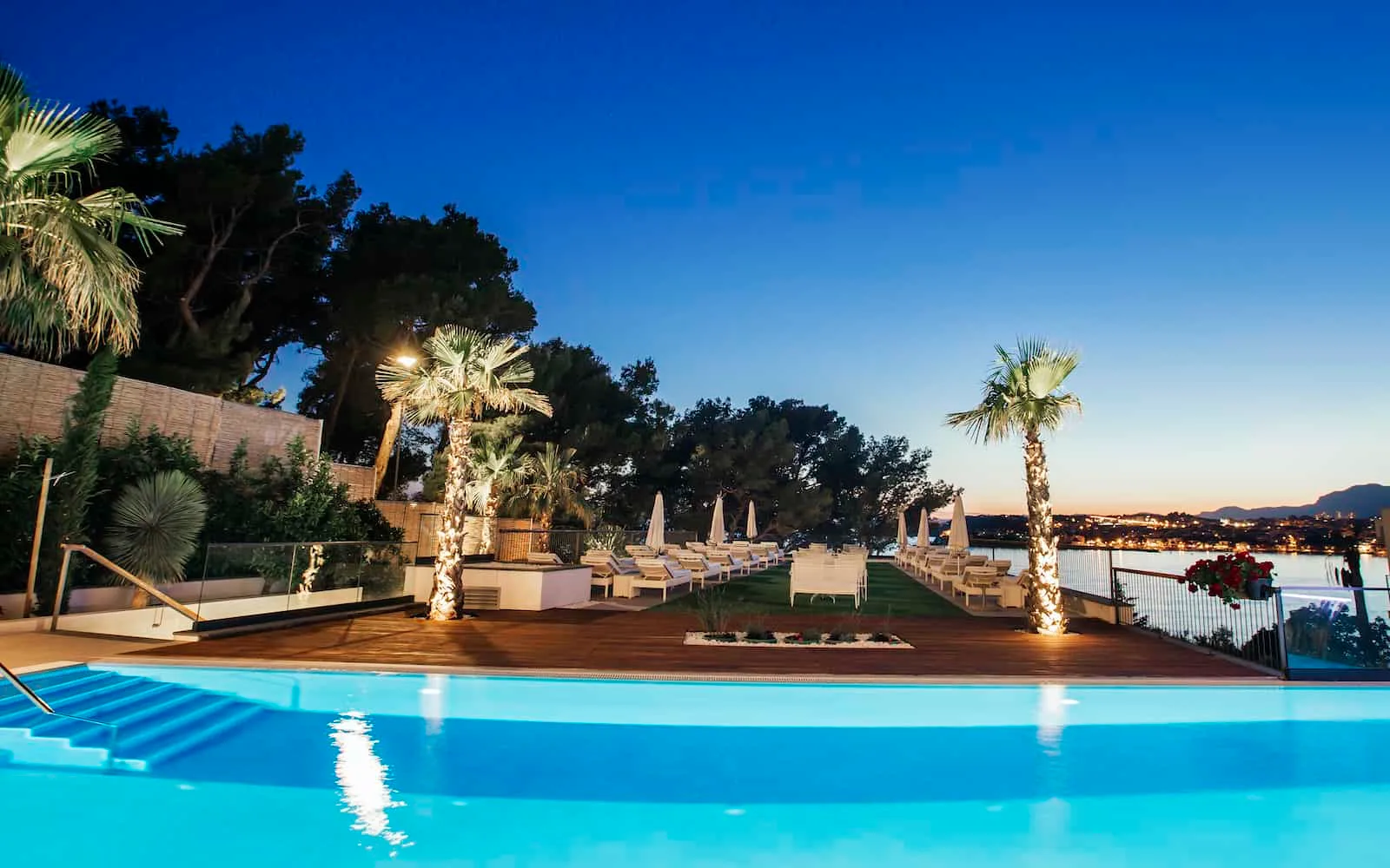 Piscina al aire libre del Hotel Eden de noche