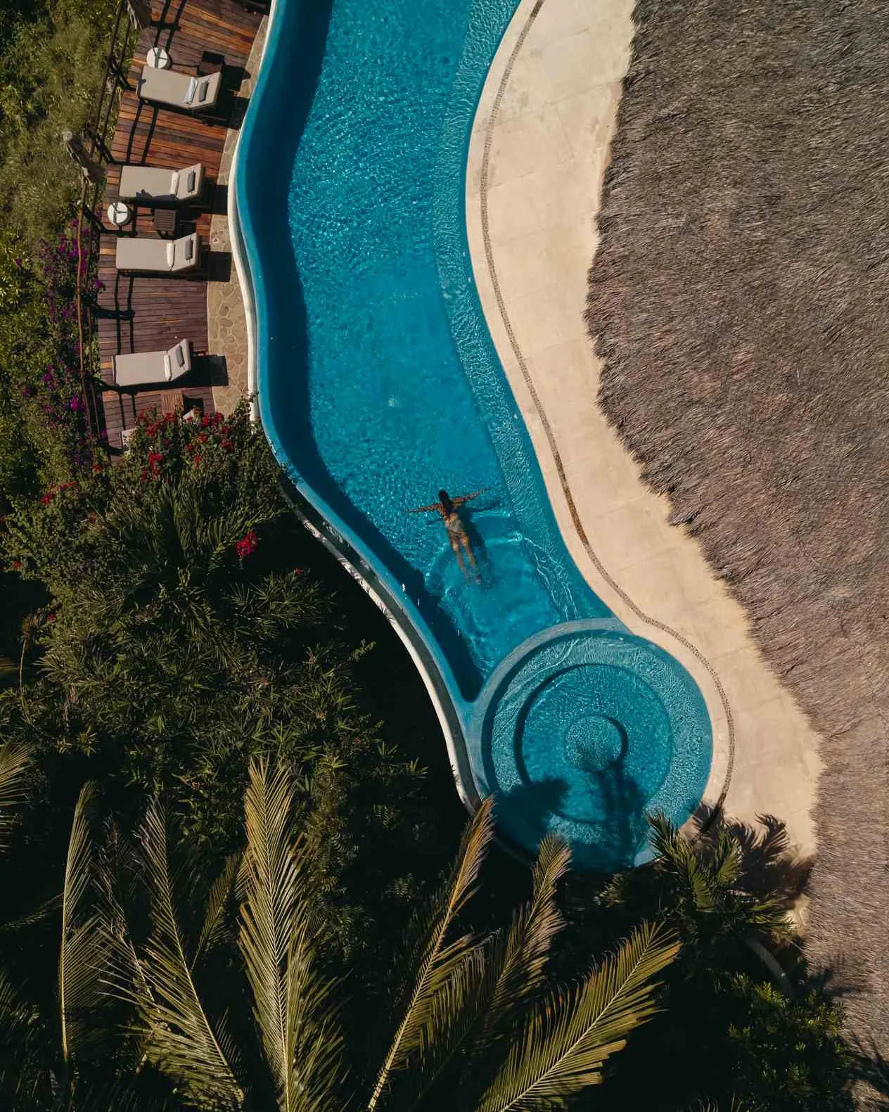 La piscina infinita del hotel.