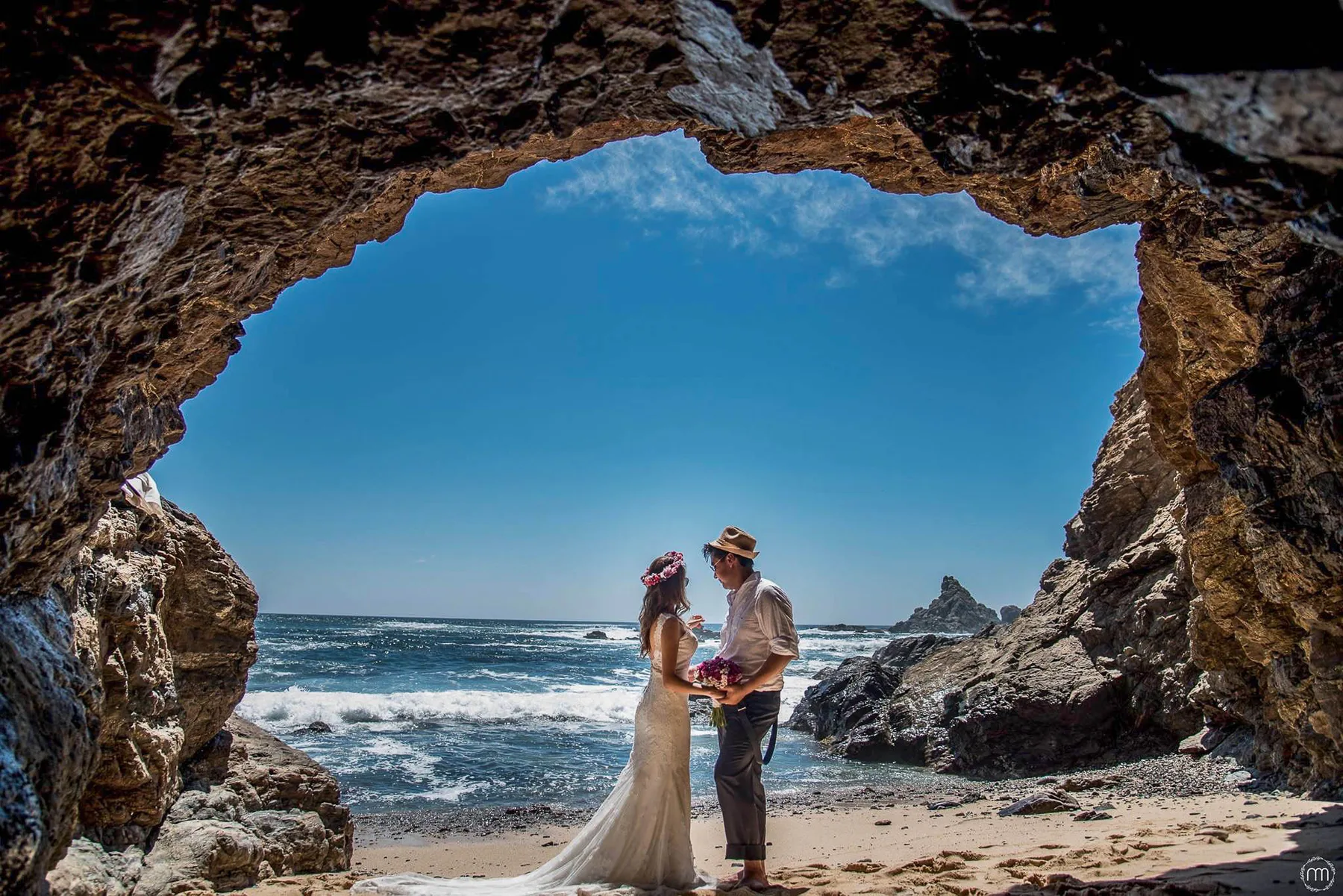 Entrada de una cueva en la costa.