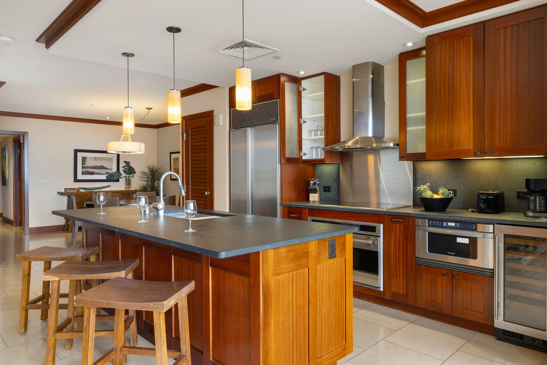 Una cocina moderna con una isla grande y gabinetes de madera.