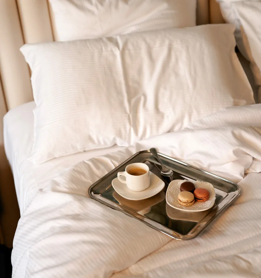 Café y macarons servidos en una habitación