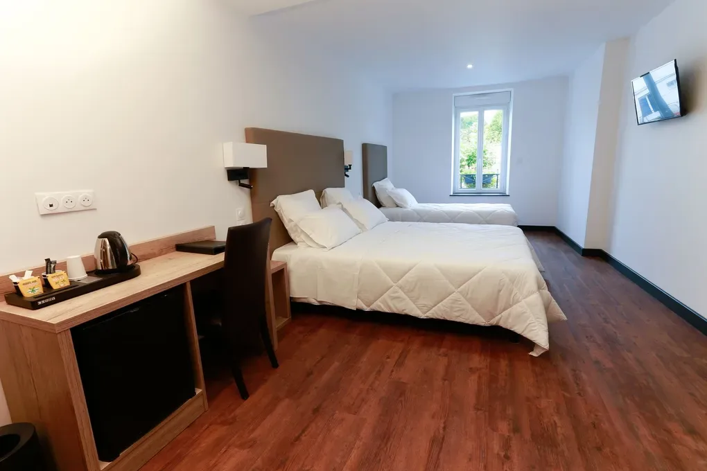 Habitación de hotel con dos camas
