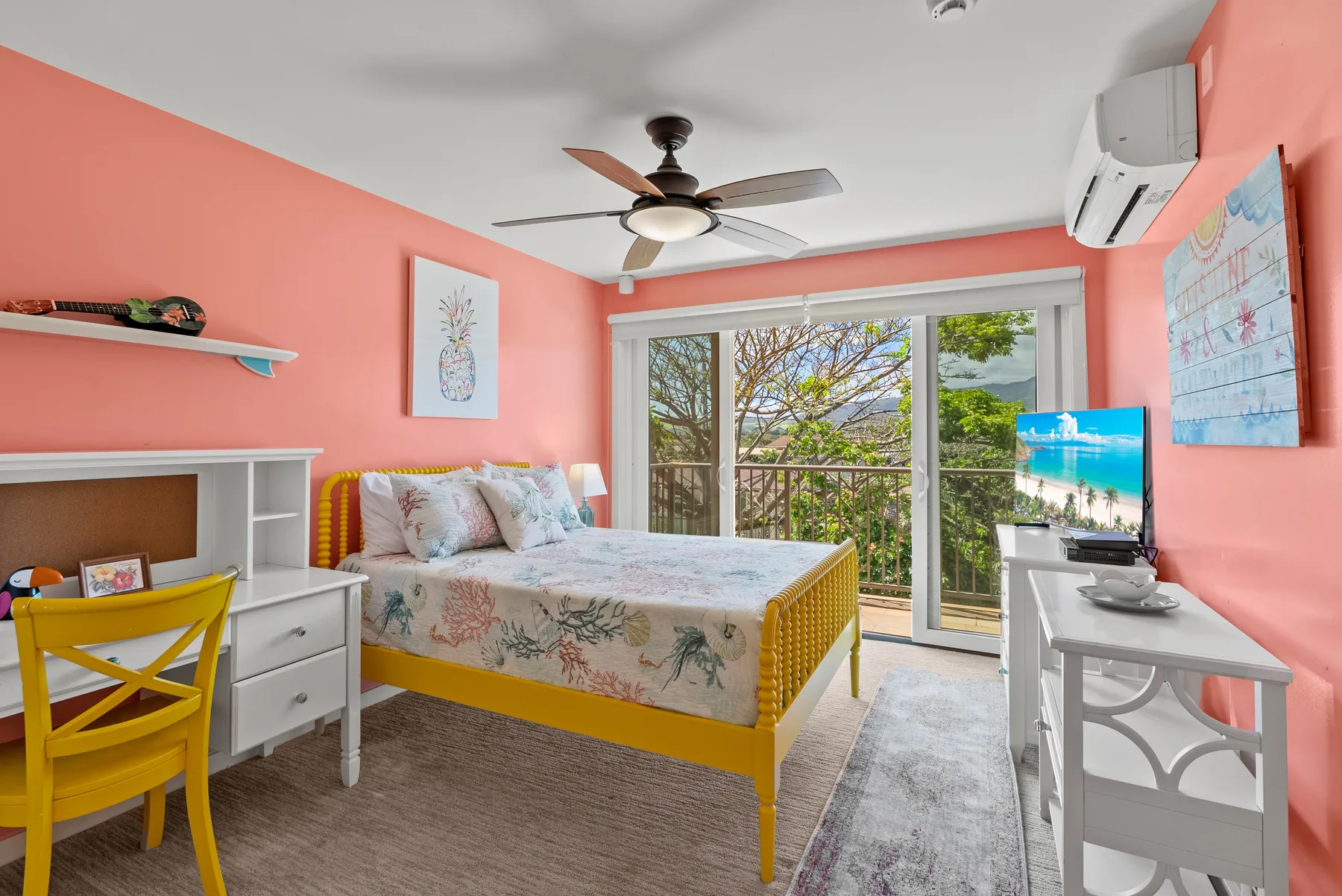 Un dormitorio colorido con una cama y puertas corredizas de vidrio que dan a un balcón.