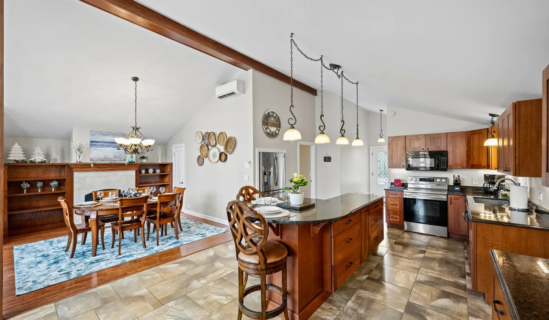 Cocina y comedor de concepto abierto, con una isla central y una mesa de madera.