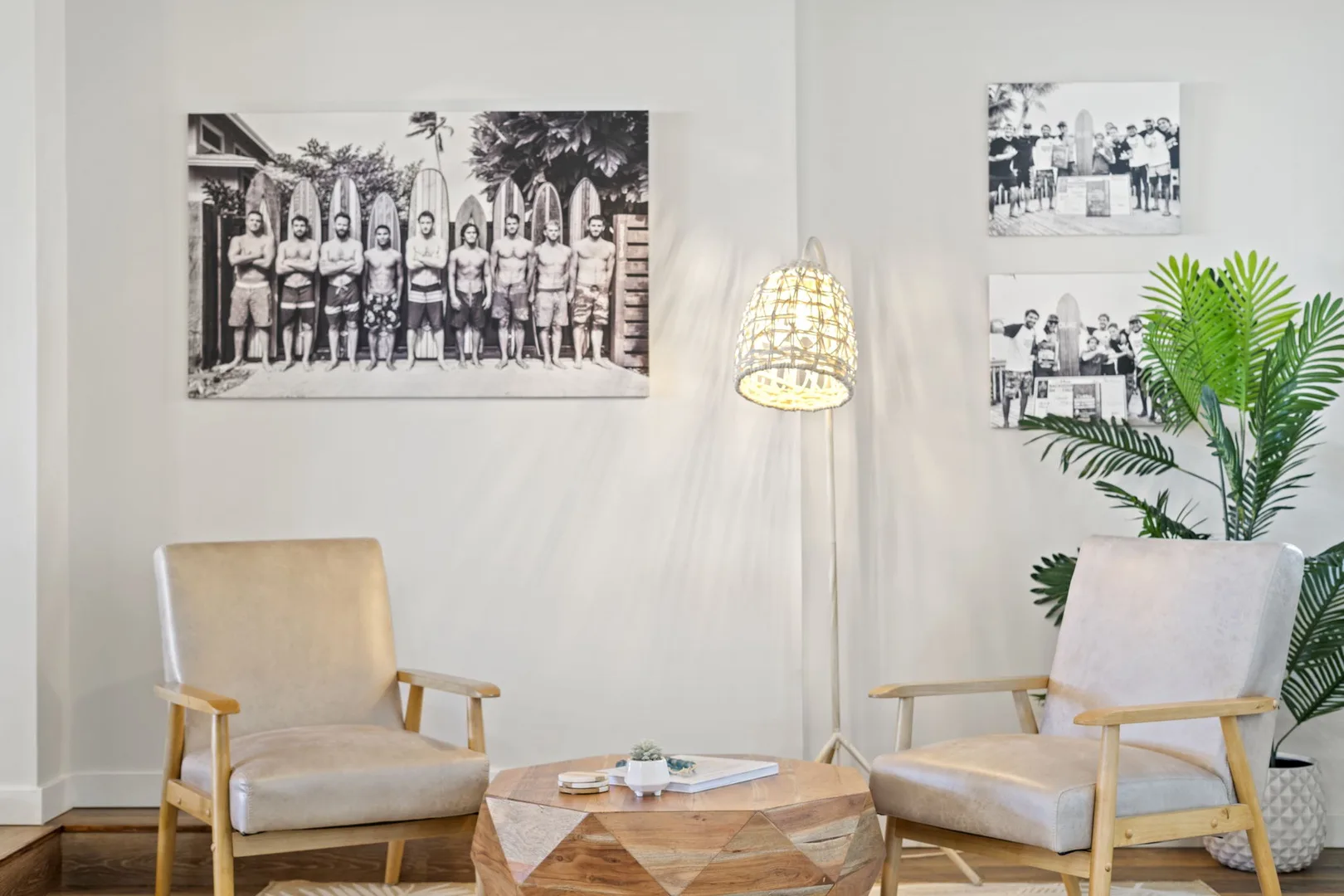 Una luminosa zona de estar con dos sillones, una mesa baja y fotografías enmarcadas.
